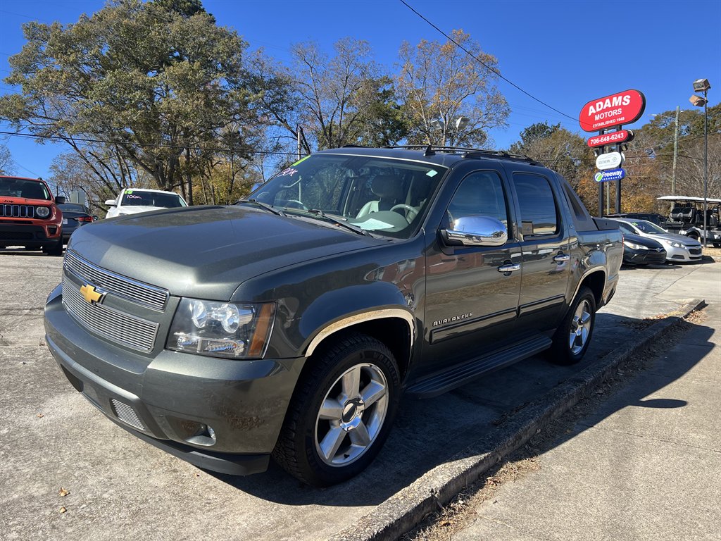 2011 Chevrolet Avalanche LT's photo